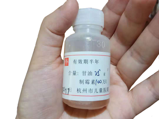 寶寶嘴里長了白色斑點，很可能是鵝口瘡